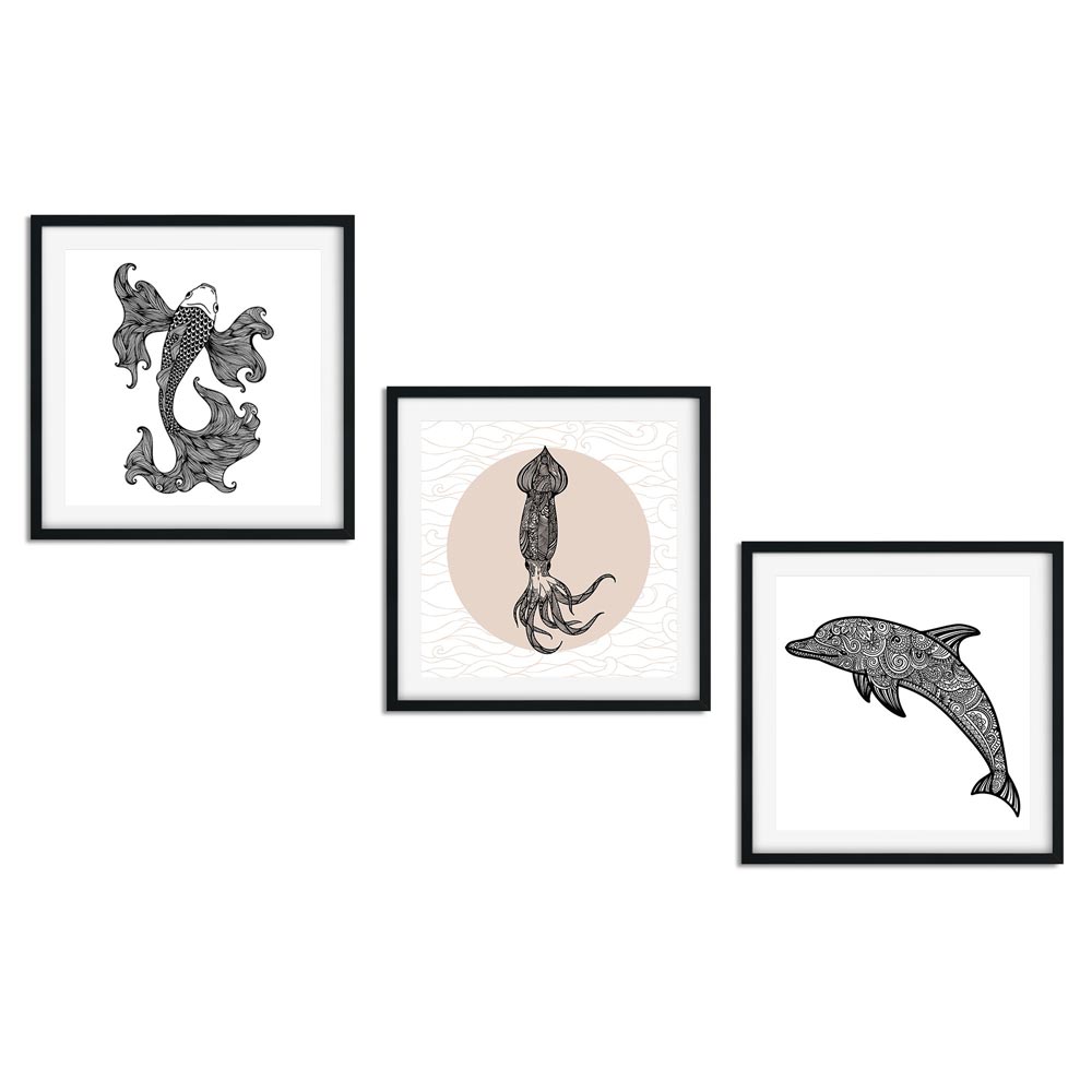 Drei Tierillustrationen: Ein Koi-Fisch, ein Tintenfisch und ein Delfin, alle im schwarz-weißen, detaillierten Design, gerahmt und nebeneinander dargestellt.