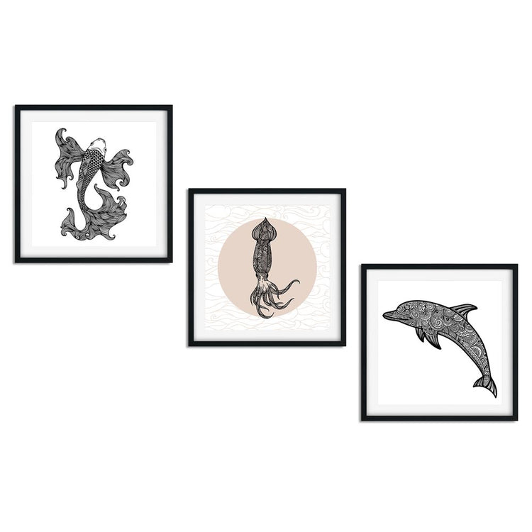 Drei Tierillustrationen: Ein Koi-Fisch, ein Tintenfisch und ein Delfin, alle im schwarz-weißen, detaillierten Design, gerahmt und nebeneinander dargestellt.