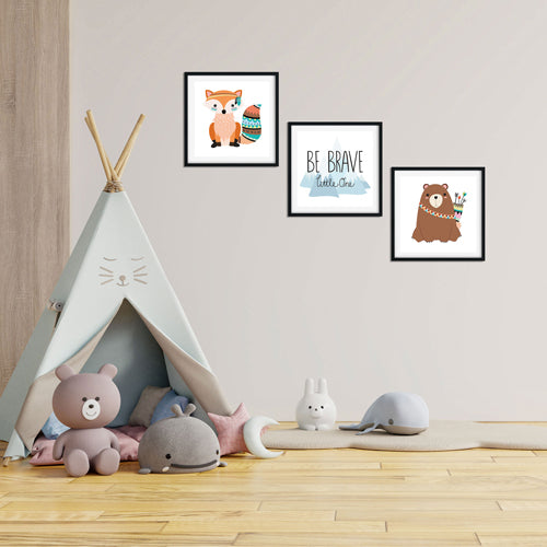 Kinderzimmer Wanddekoration mit Fuchs und Bär, die den Text 'Be Brave Little One' tragen, umgeben von Kuscheltieren und einem Tipi.