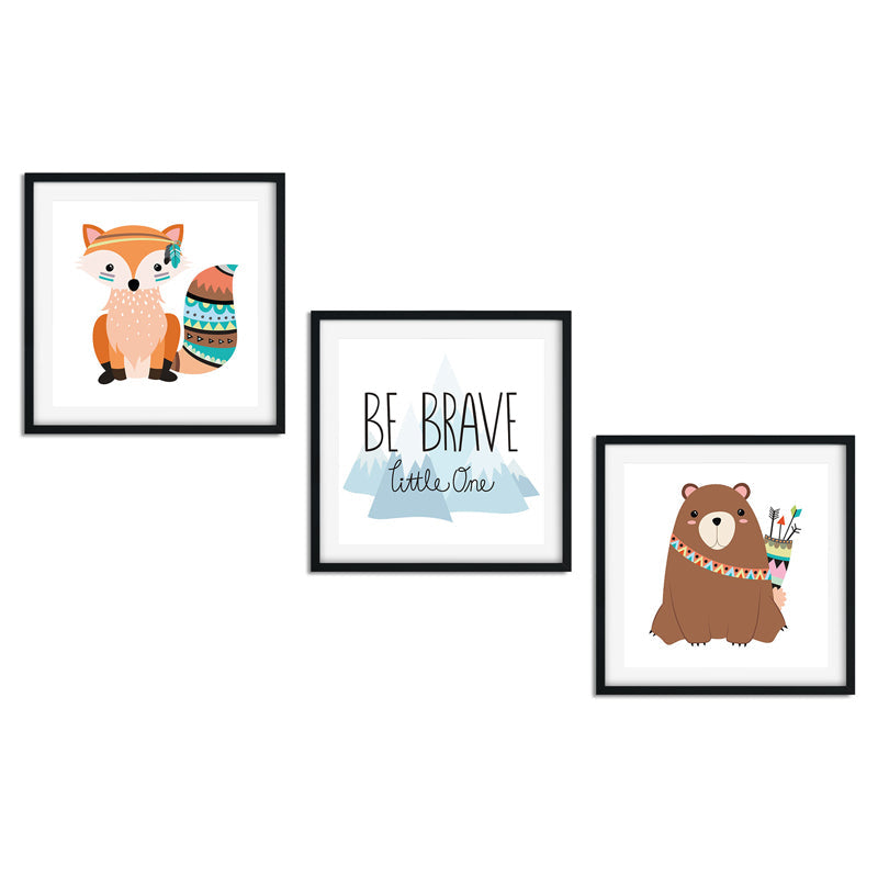 Illustration von einem Fuchs und Bären in Rahmen, die den Text 'Be Brave Little One' zeigen. Die Bilder sind im Kinderzimmerstil gehalten.