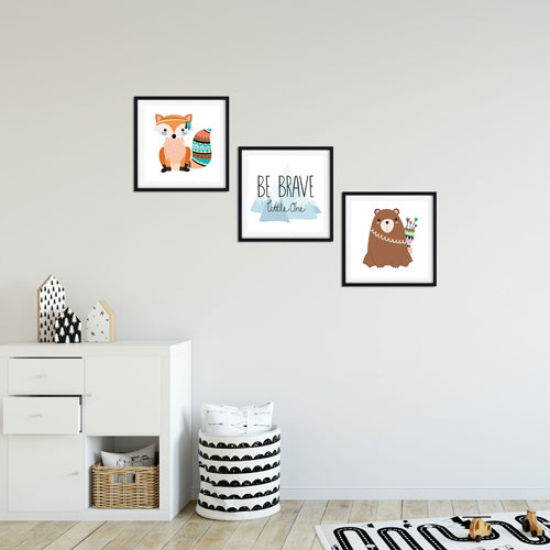 Dekorative Bilder mit einem Fuchs, einem Bären und dem Text 'Be Brave Little One' in einem modernen Kinderzimmer.