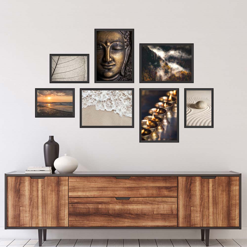 Poster-Set "Meditation Yoga" Rückseite über holzfarbenem Sideboard.