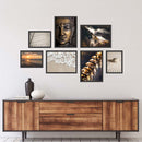 Poster-Set "Meditation Yoga" Rückseite über holzfarbenem Sideboard.