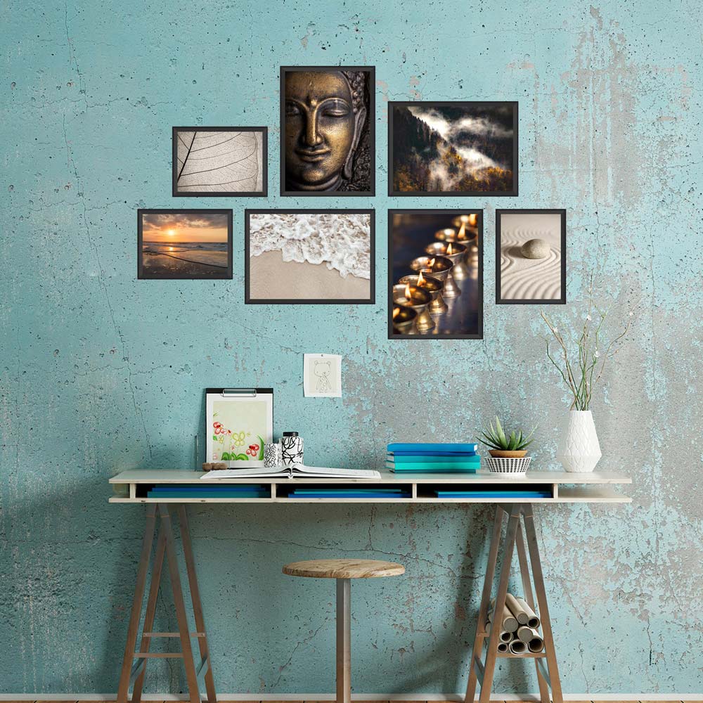 Poster-Set "Meditation Yoga" Rückseite in blauem Atelier mit Schreibtisch.