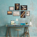 Poster-Set "Meditation Yoga" Rückseite in blauem Atelier mit Schreibtisch.