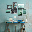 Poster-Set "Meditation Yoga" Vorderseite in blauem Atelier mit Schreibtisch.