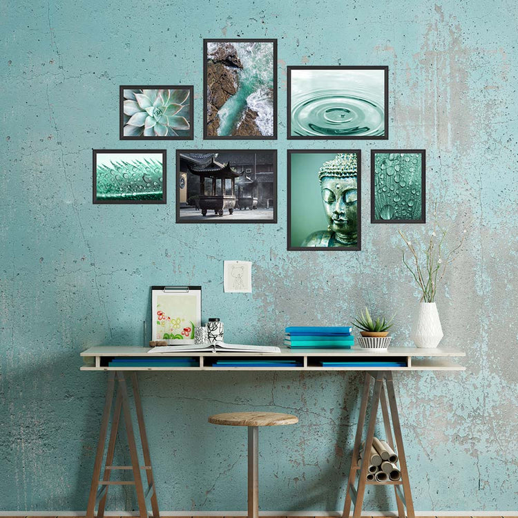 Poster-Set "Meditation Yoga" Vorderseite in blauem Atelier mit Schreibtisch.