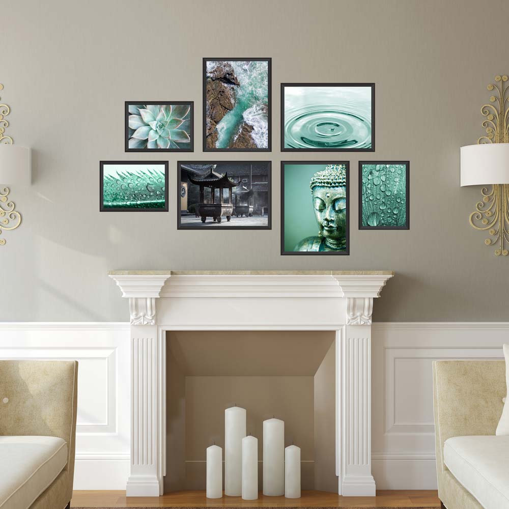 Poster-Set "Meditation Yoga" Vorderseite in hellem Wohnzimmer mit Kamin.