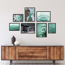 Poster-Set "Meditation Yoga" Vorderseite über holzfarbenem Sideboard.