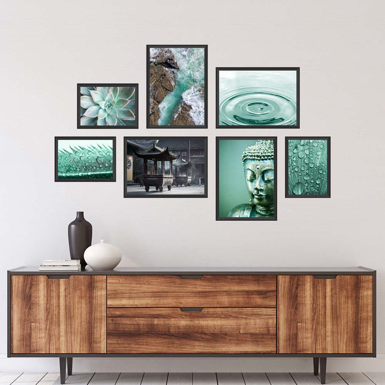 Poster-Set "Meditation Yoga" Vorderseite über holzfarbenem Sideboard.