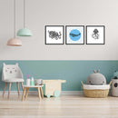 Drucke von Meeresbewohnern, wie ein Oktopus, Wal und Qualle, dekorieren das Kinderzimmer.