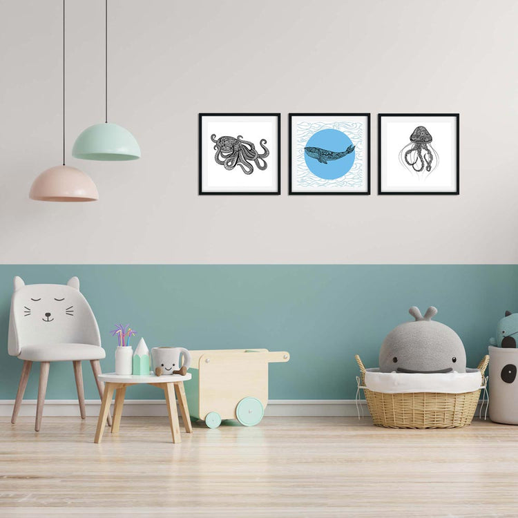 Drucke von Meeresbewohnern, wie ein Oktopus, Wal und Qualle, dekorieren das Kinderzimmer.
