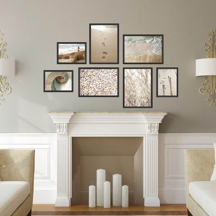 Poster-Set "Ostsee Natur" Rückseite. Als Dekobeispiel im Wohnzimmer mit Kamin in schwarzen Bilderrahmen aufgehangen.