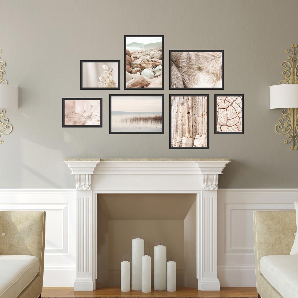 Poster-Set "Ostsee Natur" Vorderseite im Wohnzimmer über einem weissen Kamin an einer pastel Wand aufgehangen.