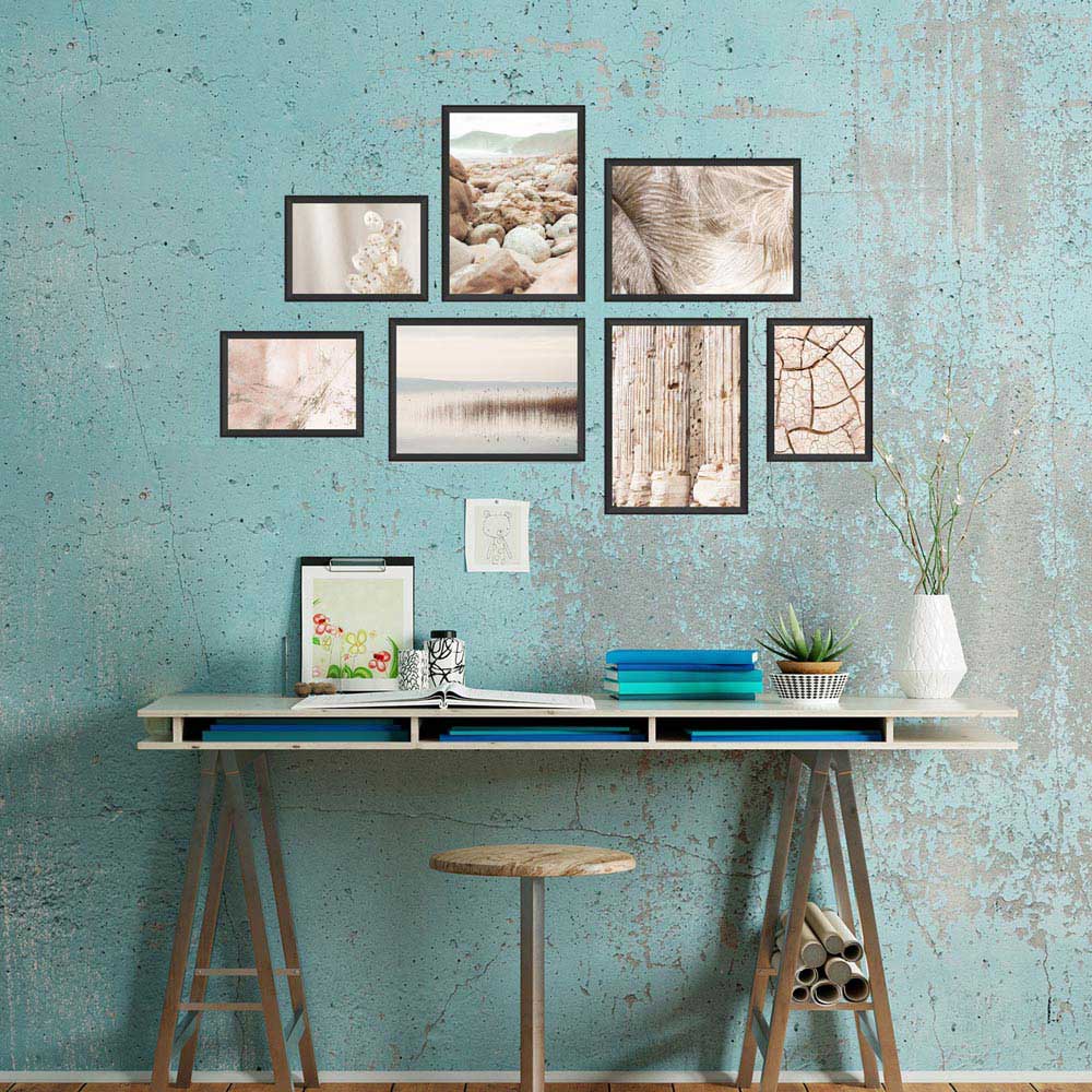 Poster-Set "Ostsee Natur" Vorderseite im Atelier aufgehangen an einer blauen shabby Wand über einem Schreibtisch.