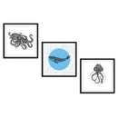 Drei Illustrationen von einem Tintenfisch, einem Wal und einer Qualle in schwarzen Rahmen, die als Wanddekoration in einem modernen Raum aufgestellt sind. Die Illustrationen sind detailliert und schwarz-weiß mit blauen Akzenten.