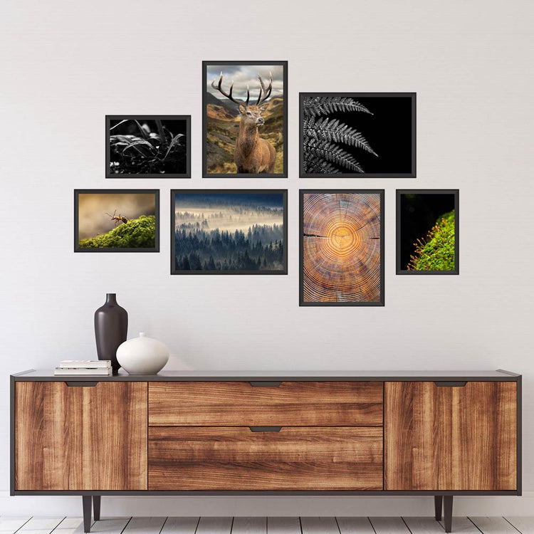 Poster-Set "Wald" Rückseite über brauner Kommode an der Wand.