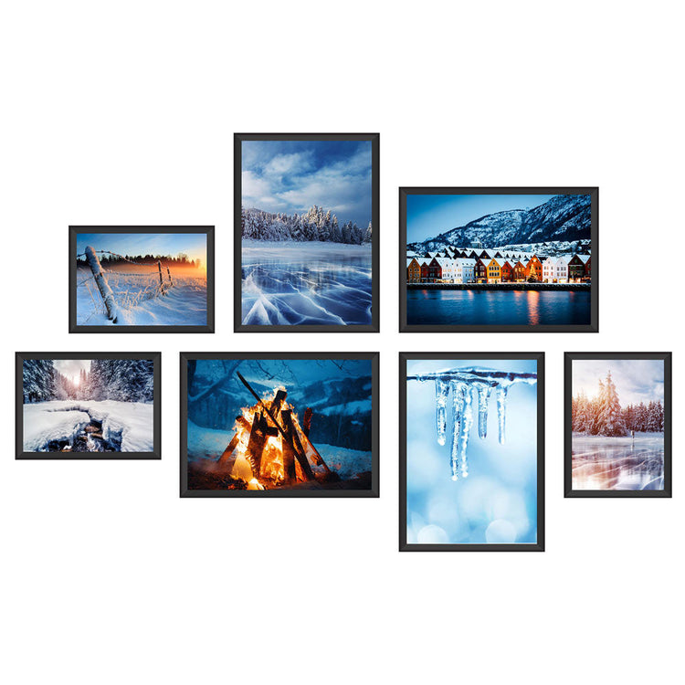 Poster-Collage mit winterlichen Landschaften und verschneiten Orten – stimmungsvolle Wanddeko im Winter-Design. Das sind die Rückansichten von dem Winter-Set, als Dekoidee in schwarzen Rahmen an einer weissen Wand.