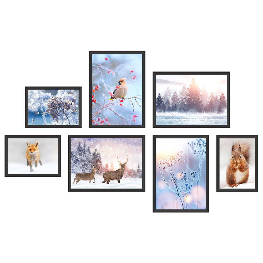 Poster-Collage mit winterlichen Naturmotiven: Vögel, Rehe, Fuchs, Eichhörnchen und verschneite Landschaften – stimmungsvolle Wanddeko im Winter-Design. Das sind die Vorderansichten von dem Winter-Set, als Dekoidee in schwarzen Rahmen an einer weissen Wand.