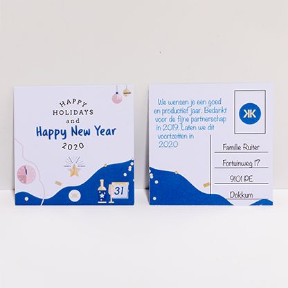 
Zweiteilige Neujahrskarte mit der Aufschrift „Happy Holidays and Happy New Year 2020“ in festlichem Blau-Weiß-Design. Die Rückseite enthält eine persönliche Grußbotschaft und Adressfeld – ideal für saisonale Kundendankkarten oder Mailings.