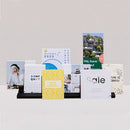 Ein moderner Kartenhalter präsentiert verschiedene Postkarten mit Designs zu Themen wie Motivation, Sale und Kalender.