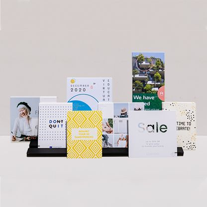 Ein moderner Kartenhalter präsentiert verschiedene Postkarten mit Designs zu Themen wie Motivation, Sale und Kalender.