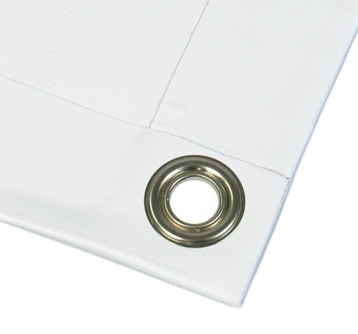 Nahaufnahme eines weißen PVC-Banners mit verstärktem Rand und stabiler Metallöse für eine sichere Befestigung.