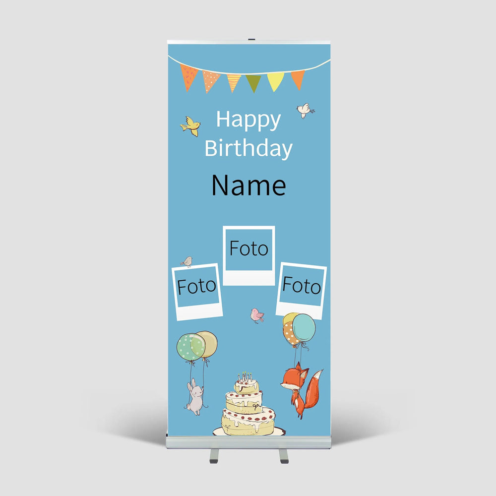 Roll-Up-Aufsteller mit fertigem Druck für Kinder-Geburtstagsfeier mit Name Fotos, und kindlichen Dekoelementen - blau. Hier in einem weissen Raum, mit sichtbaren Aufstellfüßen und Metallkartusche.