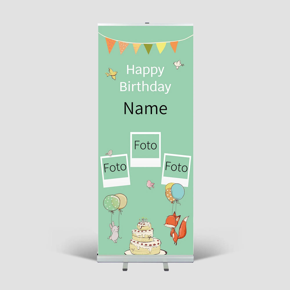 Roll-Up-Aufsteller mit fertigem Druck für Kinder-Geburtstagsfeier mit Name Fotos, und kindlichen Dekoelementen - grün. Hier in einem weissen Raum, mit sichtbaren Aufstellfüßen und Metallkartusche.