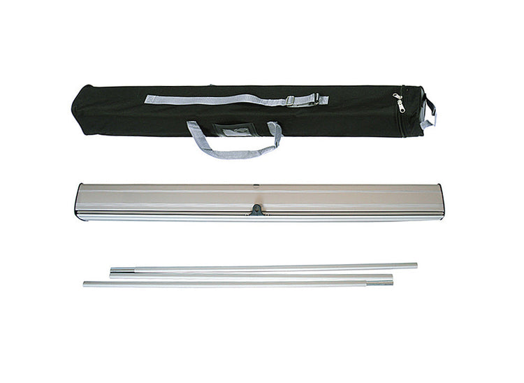 Komplettset für ein Roll-Up-Display mit schwarzer Tragetasche, silbernem Aluminium-Gestell und Stangen zur einfachen Montage.