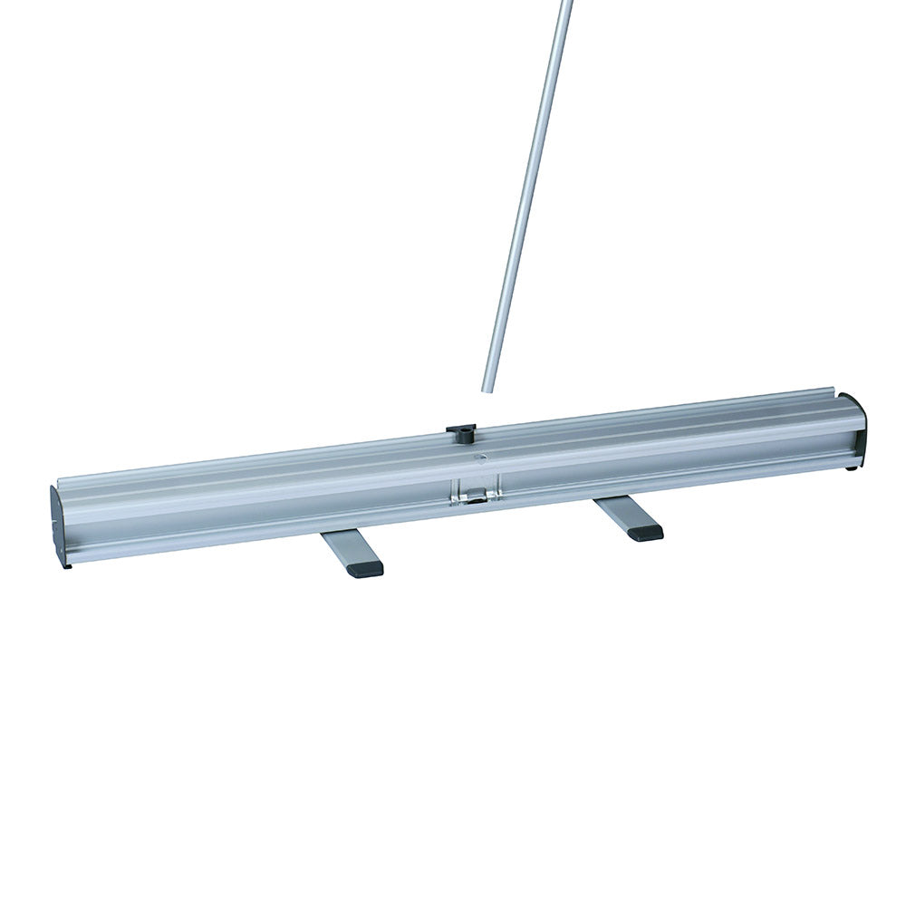 Ein Roll-Up-Banner-Ständer, der den Mechanismus zeigt, um das Banner sicher zu halten. Der Ständer besteht aus einem silbernen Aluminiumgehäuse, das den Roll-Mechanismus beherbergt, und ist mit einem stabilen Stützrohr ausgestattet. Der Ständer ist zusammengebaut und bereit zur Verwendung.