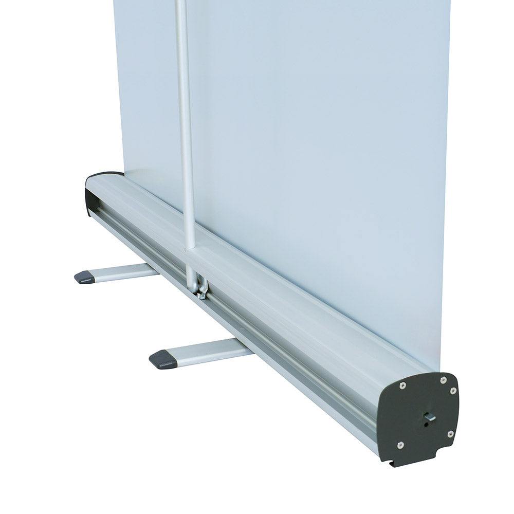 Ein Roll-Up-Banner in einer aufgestellten Position. Der Mechanismus und die Basis des Ständers sind gut sichtbar. Das Banner ist aufgerollt und wird von einem weißen Stützrohr gehalten, das auf einem stabilen Aluminiumgehäuse mit abgerundeten Ecken ruht. Der Ständer ist aus silbernem Aluminium gefertigt und bietet eine solide Unterstützung für das Display.