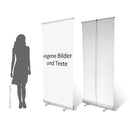 Zwei Roll-Up Banner mit dem Text "eigene Bilder und Texte", die als Beispiel für personalisierte Gestaltungsmöglichkeiten dienen. Das Design zeigt eine weiße Fläche, die Platz für individuelle Grafiken oder Texte bietet, ideal für Ausstellungen oder Veranstaltungen. Ein menschliches Modell ist auf der linken Seite abgebildet, um die Größe des Produkts zu verdeutlichen.