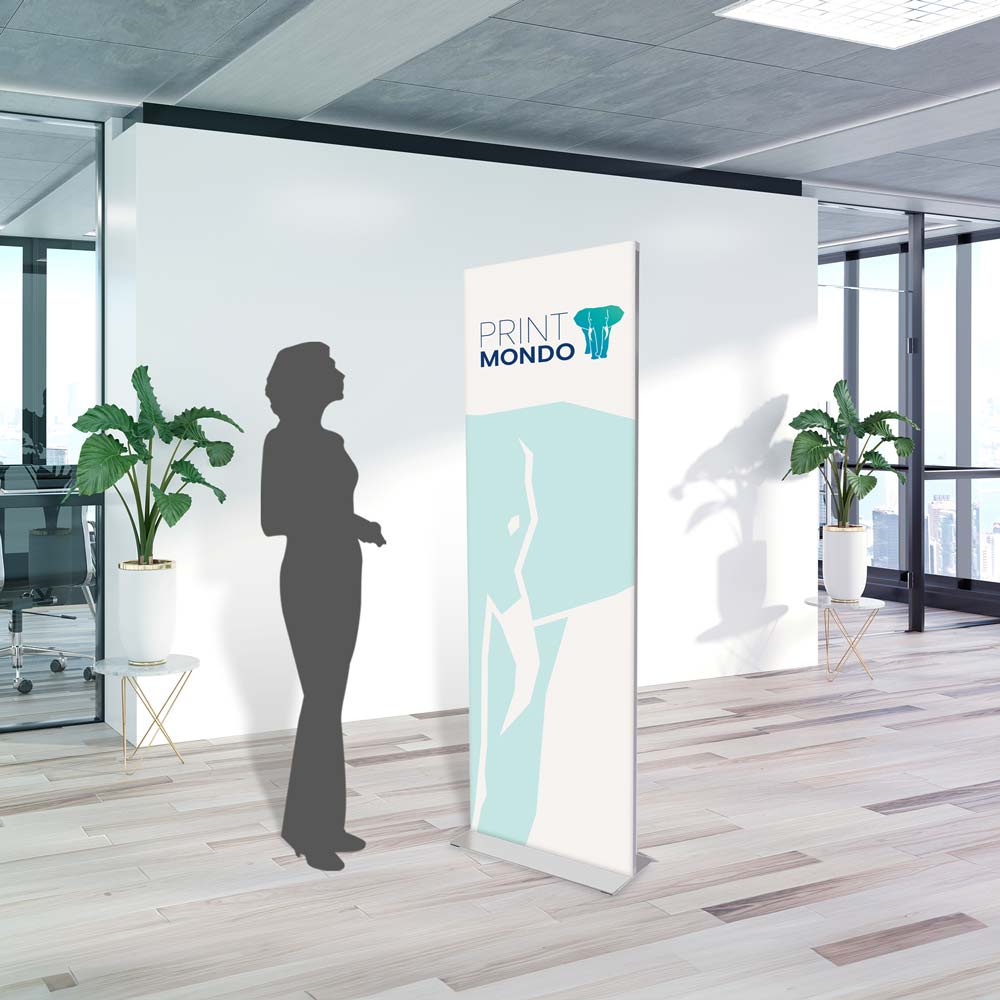Beispielbild Magnetic Aufsteller in einem Büro mit Schattenperson daneben als Größenvergleich. Hier mit Beispieldruck in weiss, türkis und blau mit dem Print Mondo Elefanten Logo.
