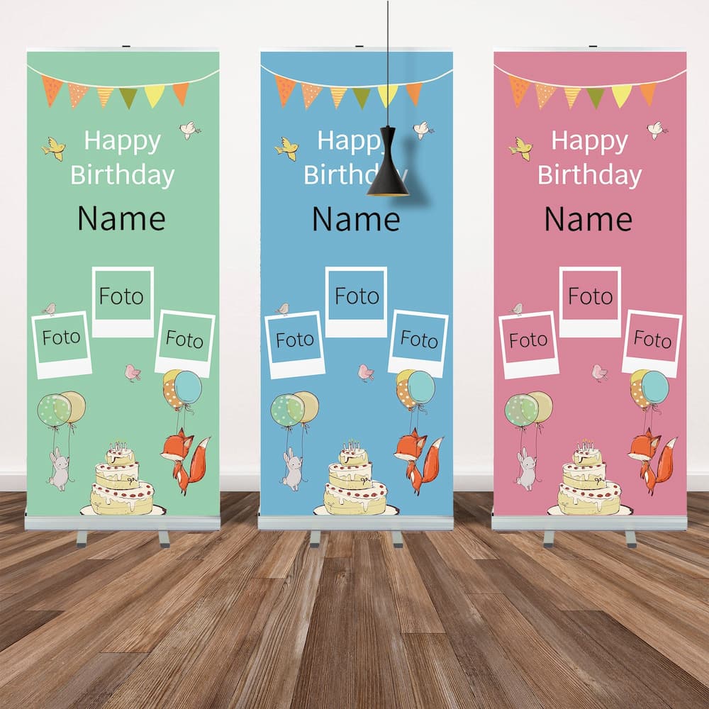Drei Roll-up-Banner zur Geburtstagsfeier, jeweils in verschiedenen Farben (grün, blau und rosa). 