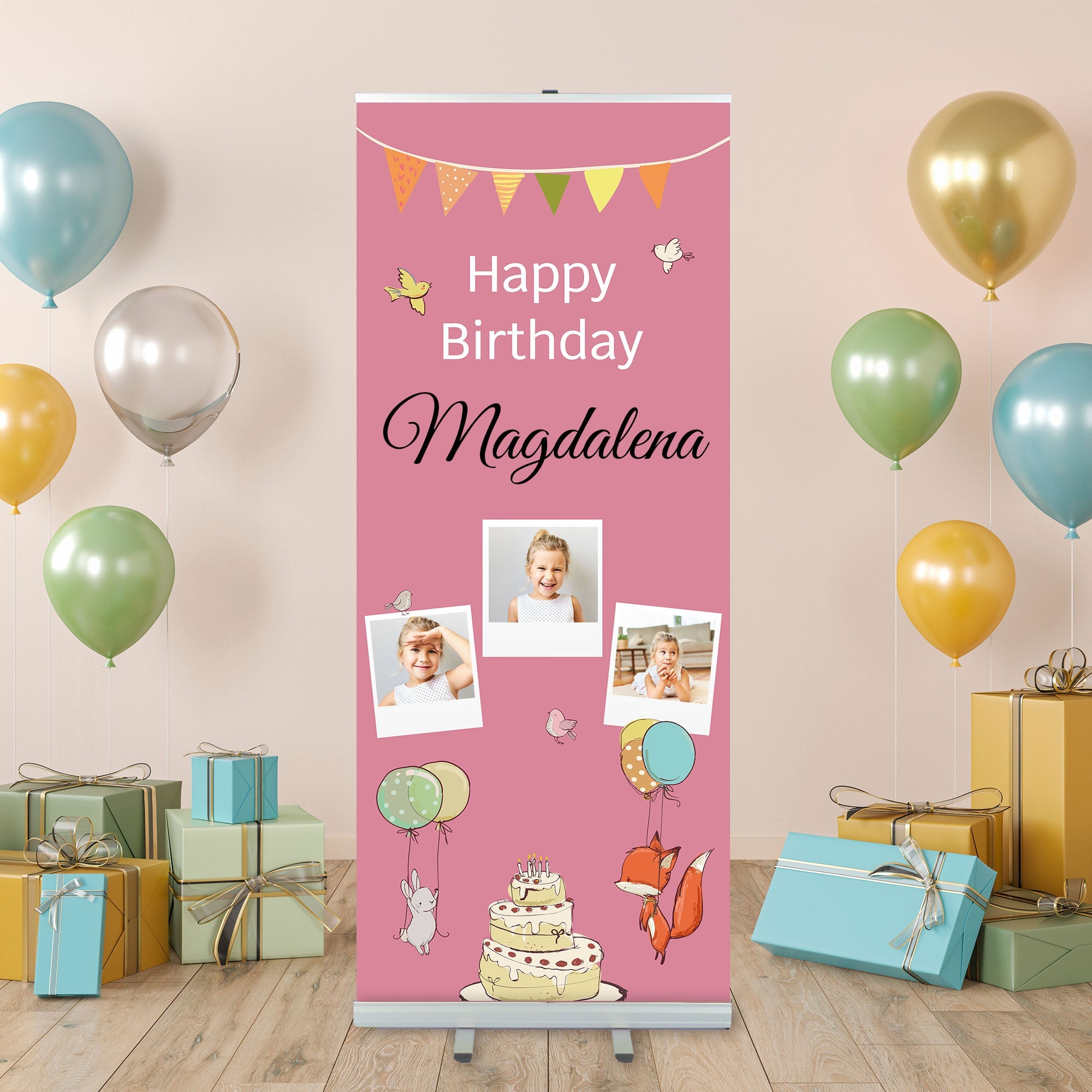 Rollup Aufsteller, hier in rosa zum selbst gestalten für eine Kinder-Geburtstagsfeier mit Namen und Fotos. Als Dekoidee steht das Rollup Banner auf dem Boden neben Ballons und Geschenken für einen Geburtstag.