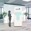 Beispielbild Zipper Banner in einem Büro mit Schattenperson als Größenvergleich daneben. Hier mit Beispieldruck in weiss, türkis und blau mit dem Print Mondo Elefanten Logo.