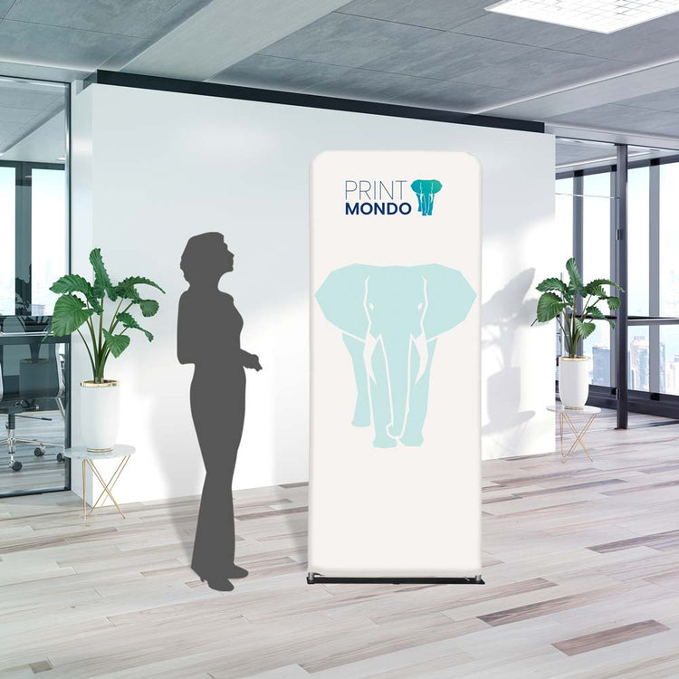 Beispielbild Zipper Banner in einem Büro mit Schattenperson als Größenvergleich daneben. Hier mit Beispieldruck in weiss, türkis und blau mit dem Print Mondo Elefanten Logo.