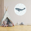 Runder Wandsticker mit kunstvollem Wal-Motiv auf welligem Hintergrund. Perfekte maritime Dekoration für das Kinderzimmer oder Spielbereich.