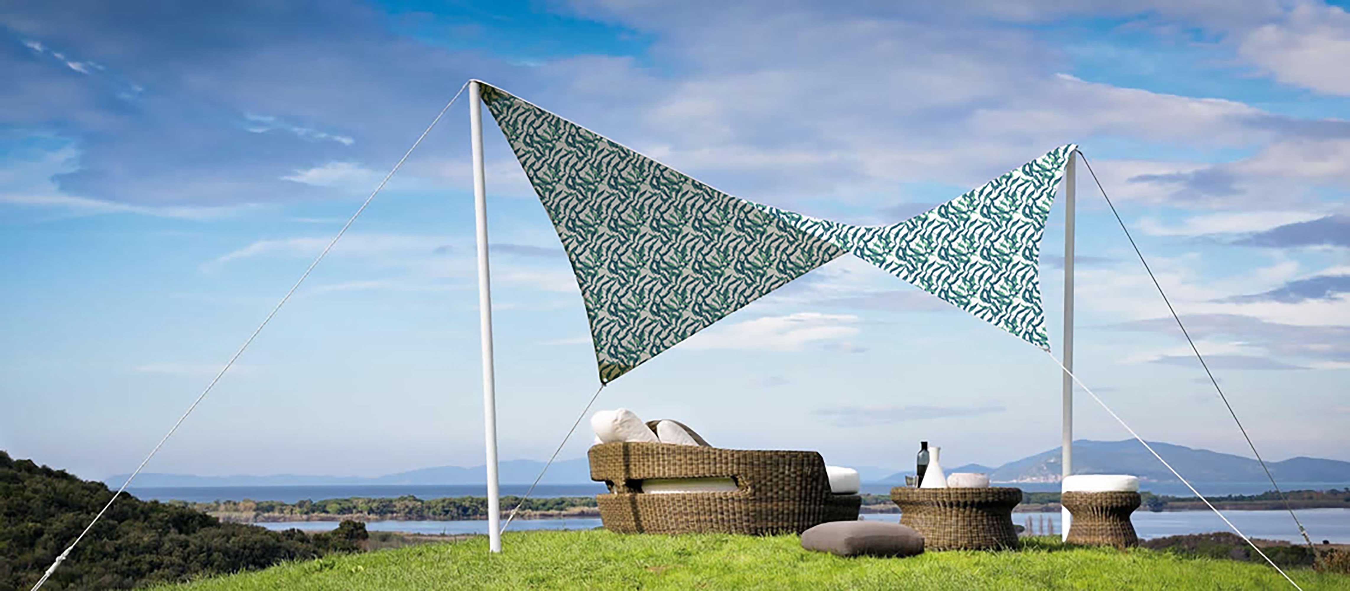 Outdoor-Lounge mit stilvollem, bedrucktem Schattensegel und Rattansesseln – moderner Sonnenschutz für Garten oder Terrasse von Printmondo.