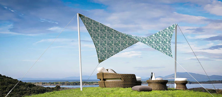 Outdoor-Lounge mit stilvollem, bedrucktem Schattensegel und Rattansesseln – moderner Sonnenschutz für Garten oder Terrasse von Printmondo.