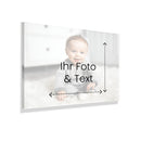 Individueller Fotodruck auf Acrylglas mit eigenem Text, Beispiel mit Babyfoto auf weichem Teppich. Wählen Sie Ihr Wunschmaß für eine tolle Wanddekoration mit besonderer Tiefenwirkung, das Foto wird hinter Acryl gedruckt.