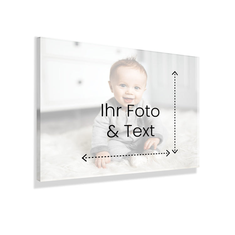 Individueller Fotodruck auf Acrylglas mit eigenem Text, Beispiel mit Babyfoto auf weichem Teppich. Wählen Sie Ihr Wunschmaß für eine tolle Wanddekoration mit besonderer Tiefenwirkung, das Foto wird hinter Acryl gedruckt.