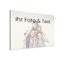 Personalisierter Fotodruck auf Alu-Dibond mit individuellem Bild und Text, Beispiel mit Familienfoto. Aluminium Bilder sind robust und stabil. Können abgewischt werden und eignen sich somit perfekt auch in Arztpraxen und in Büroräumen, sowie in Kosmetikstudios oder Nagelstudios.