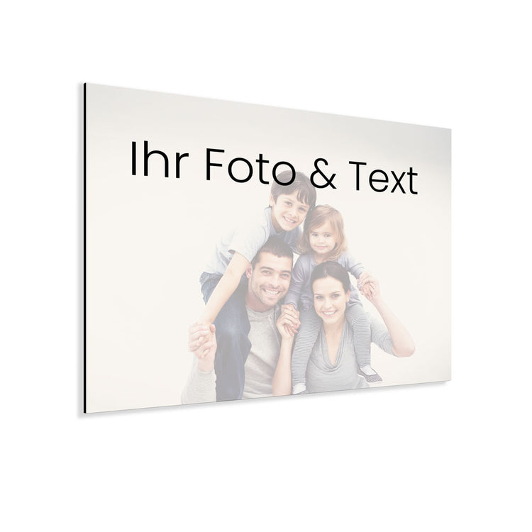 Personalisierter Fotodruck auf Alu-Dibond mit individuellem Bild und Text, Beispiel mit Familienfoto. Aluminium Bilder sind robust und stabil. Können abgewischt werden und eignen sich somit perfekt auch in Arztpraxen und in Büroräumen, sowie in Kosmetikstudios oder Nagelstudios.