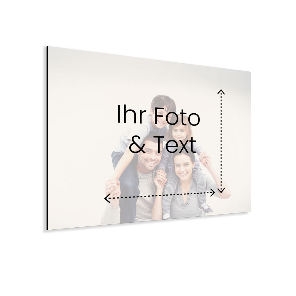 Personalisierter Fotodruck auf Alu-Dibond mit individuellem Bild und Text, Beispiel mit Familienfoto. Gestalten Sie Ihre Wanddekoration nach Ihren Wünschen. Laden Sie eigene Fotos und Texte hoch und wählen Sie ihr Maß frei aus.