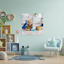 Forex Bilder sind aus leichten Hartschaumplatten mit toller Farbbrillanz. Hier ein absoluter Hingucker im Kinderzimmer von einem Jungen neben einer Katze.