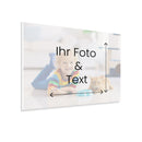 Forex Wandbild mit Ihrem Wunschmaß und mit eigenem Design. Gestalten Sie ihr Fotoboard zum verschenken oder für die eigene Fotowand. Mit dem Beispieldruck von einem kleinen Jungen mit Katze und dem Hinweis "Ihr Foto und Text hier". Der Hintergrund ist weiss.