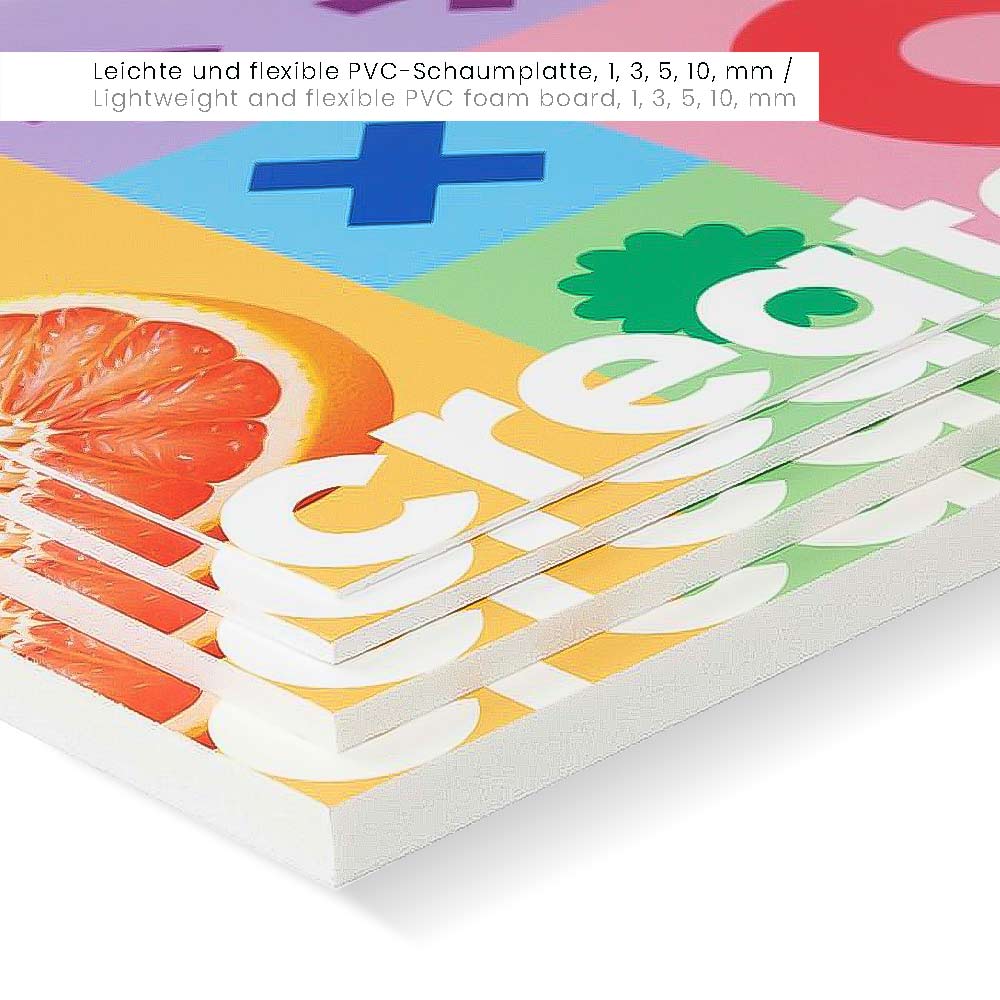Detail-Ansicht von vier verschieden dicken Forex Hartschaum Platten, mit buntem Beispieldruck und weissem Untergrund. Die leichten und flexiblen PVC Platten können 1, 3, 5, oder 10 mm stark sein. 