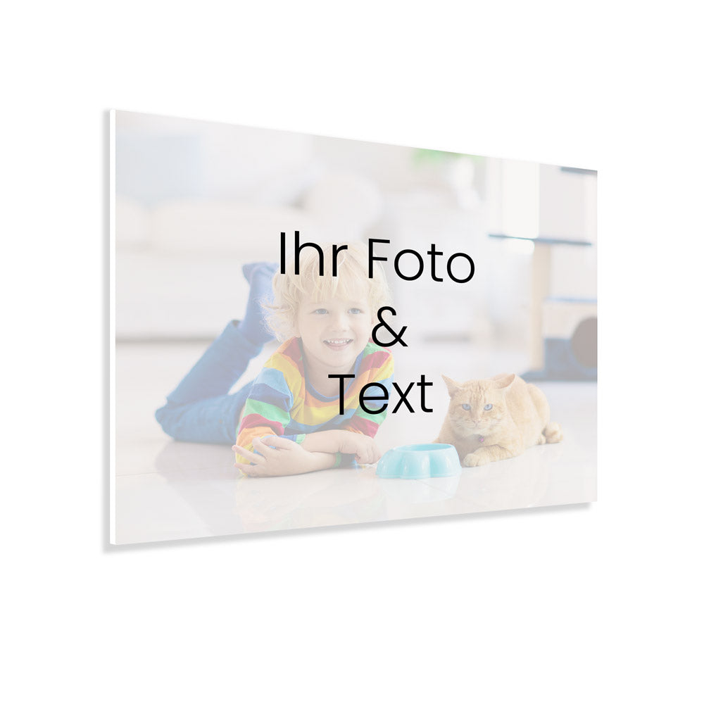 Forex Wandbild mit Ihrem Wunschmaß und mit eigenem Design. Gestalten Sie ihr Fotoboard zum verschenken oder für die eigene Fotowand. Mit dem Beispieldruck von einem kleinen Jungen mit Katze und dem Hinweis "Ihr Foto und Text hier". Der Hintergrund ist weiss.